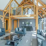 Holiday home Oakwood Barn