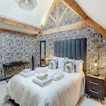 Oakwood Barn Holiday home *