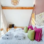 Holiday home Oakwood Barn