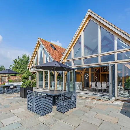 Holiday home Oakwood Barn *