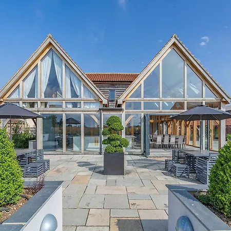 Oakwood Barn Holiday home *
